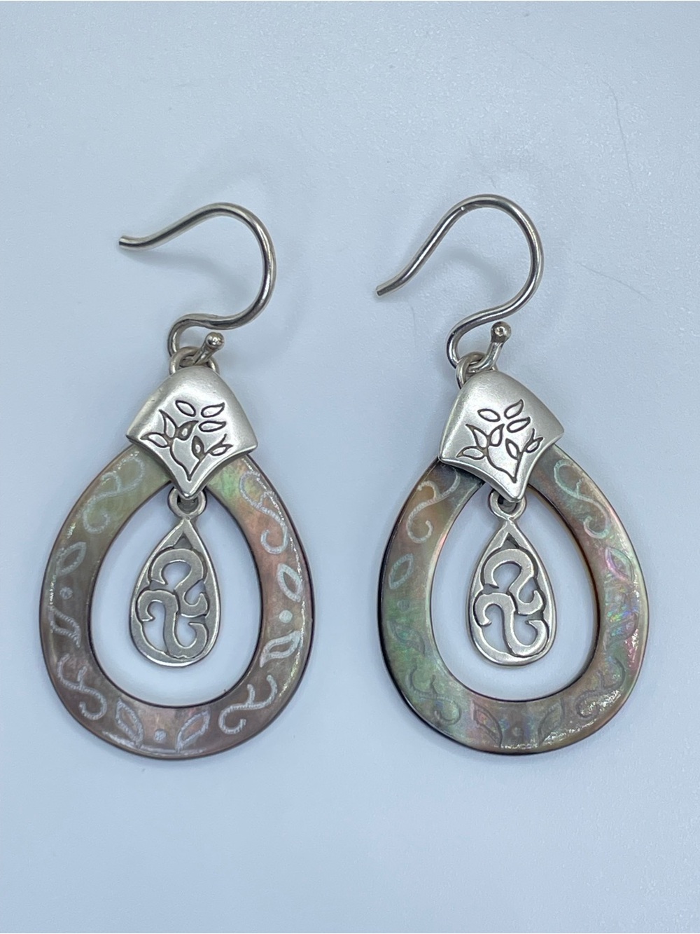Beautiful Retired Silpada Sea Etchings Sterling Silver Black Lip Shell Earrings